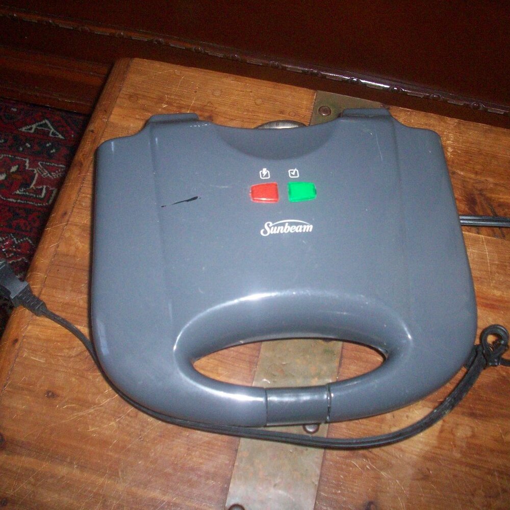 Sunbeam Sandwich Maker 2 Slice Non Stick Cool Touch Handle Gray, Compact tested